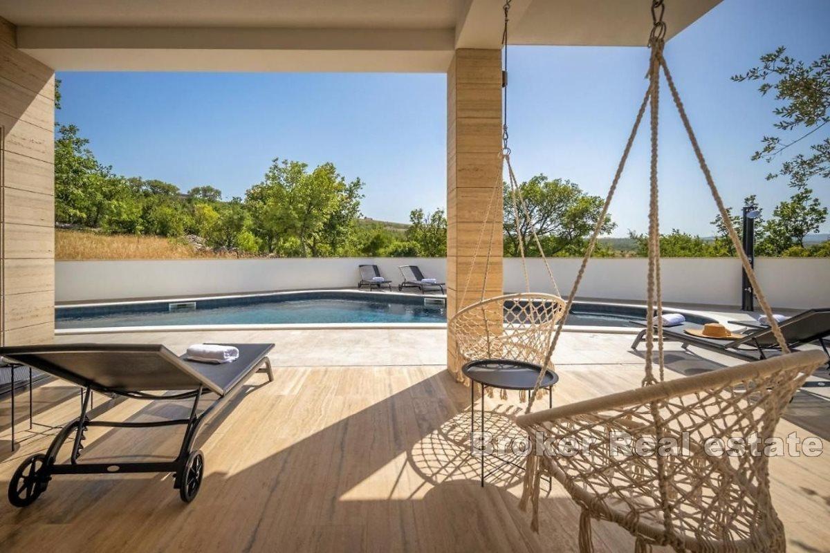 Dom w spokojnej okolicy z widokiem na basen i morze