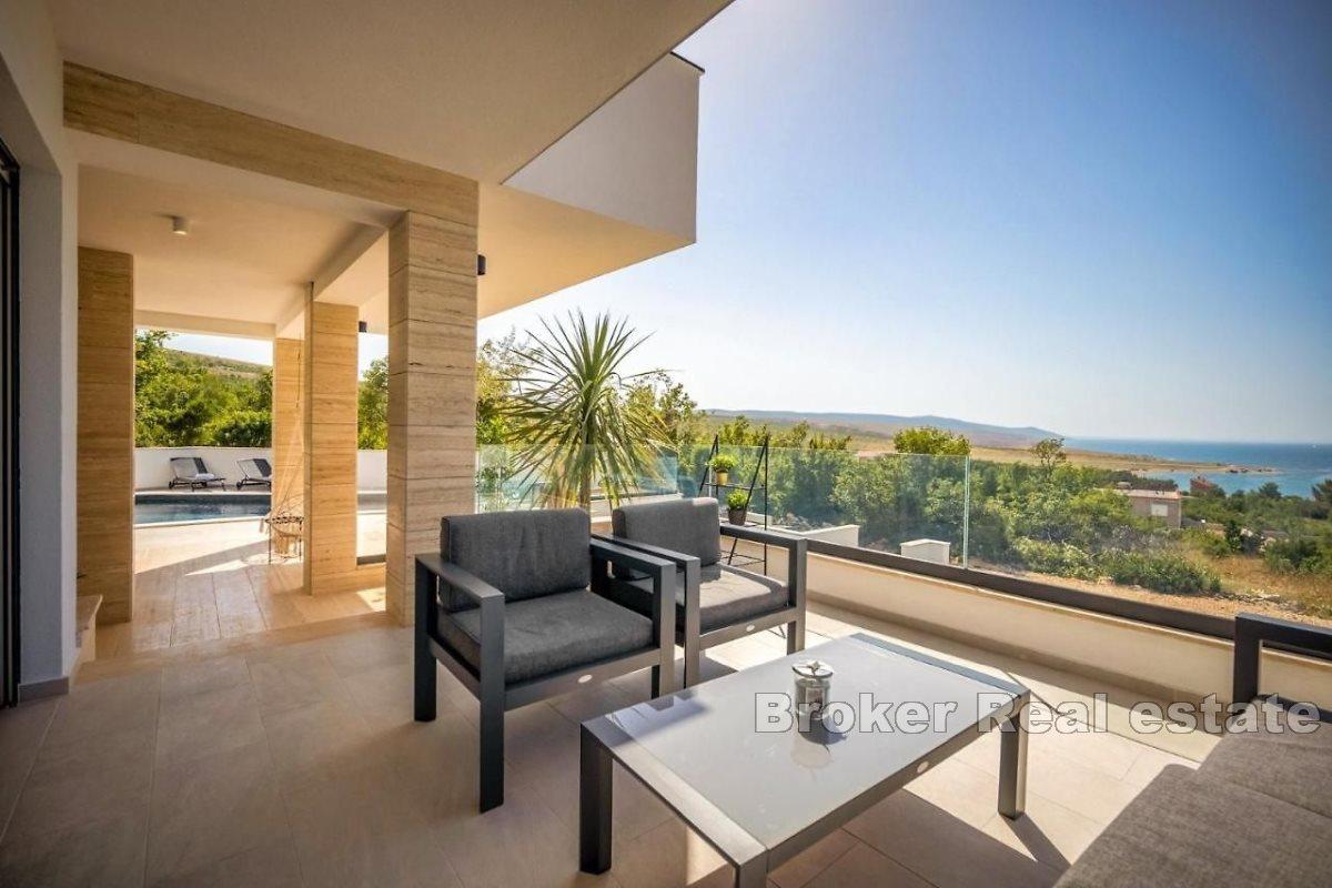 Dom w spokojnej okolicy z widokiem na basen i morze