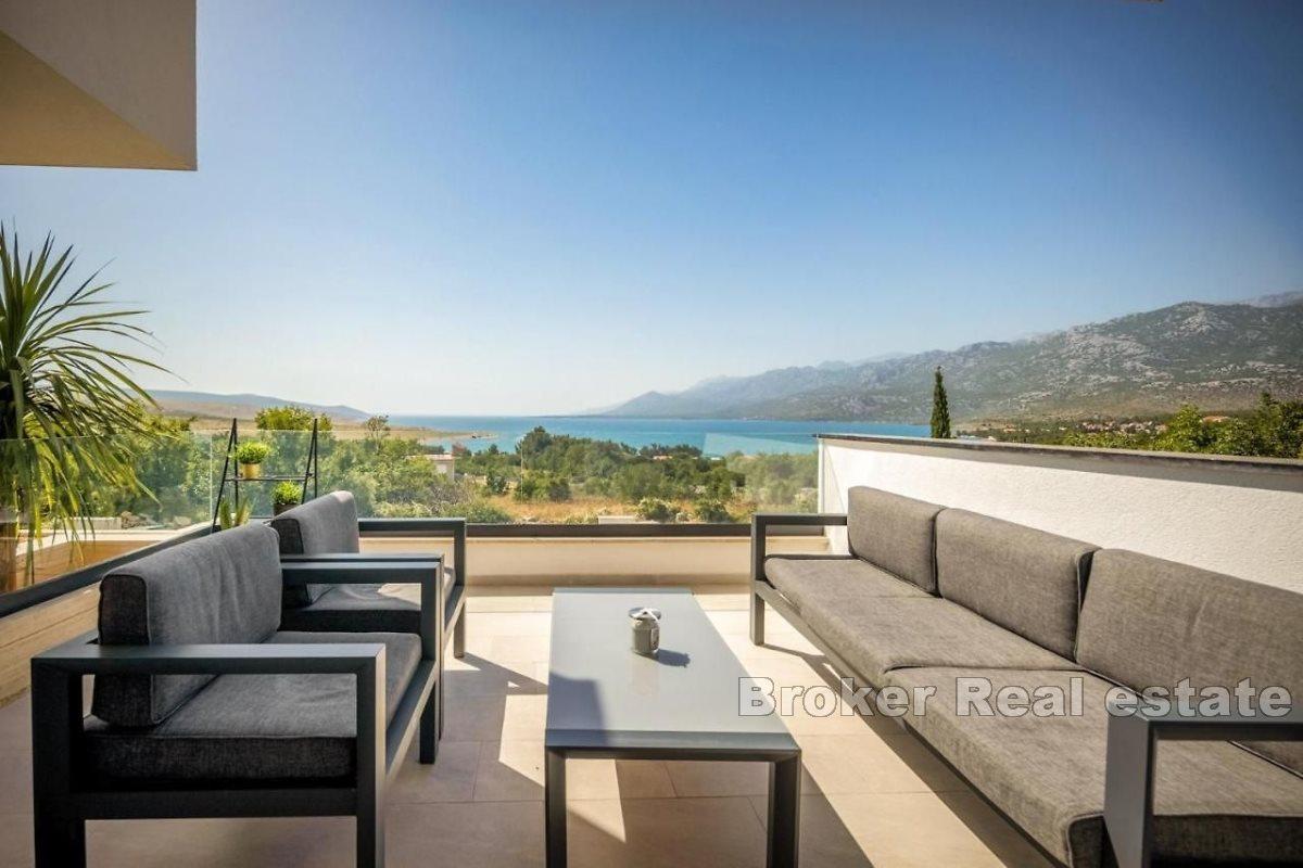 Dom w spokojnej okolicy z widokiem na basen i morze