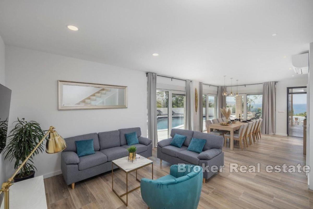 Dom w spokojnej okolicy z widokiem na basen i morze