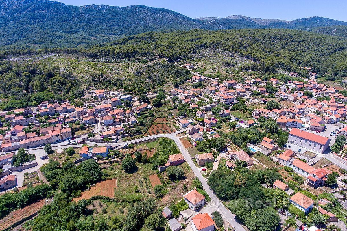 Maison en pierre dans un endroit attrayant
