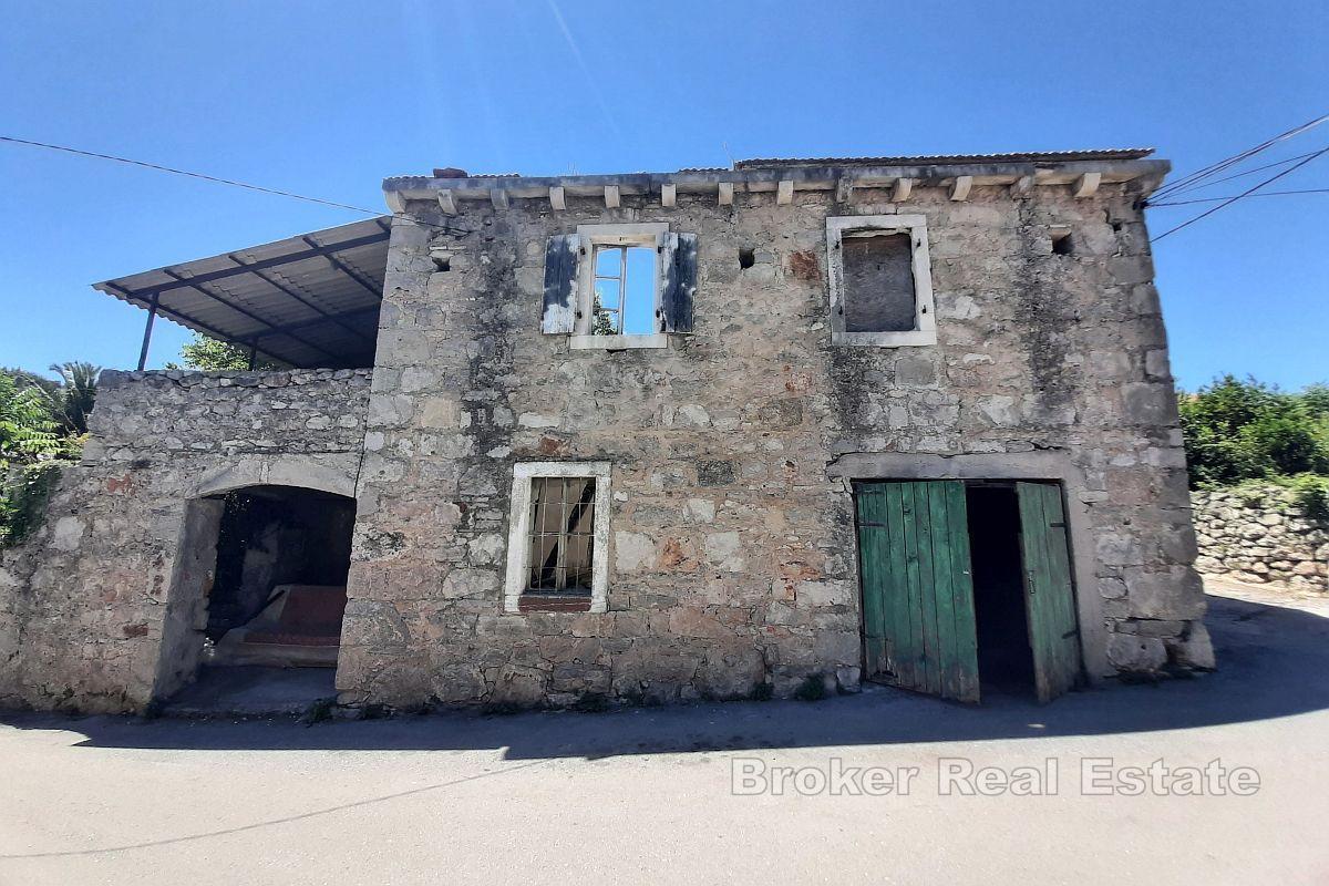 Maison en pierre dans un endroit attrayant