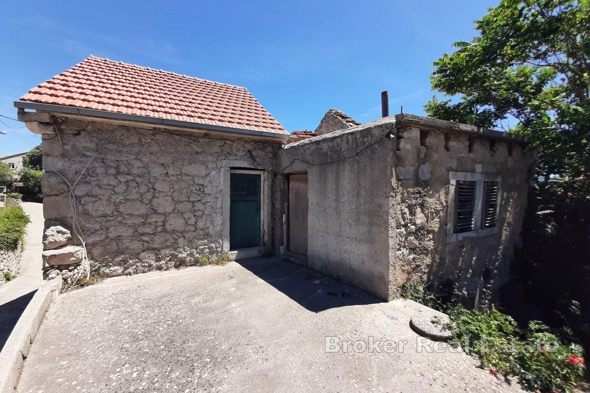 Maison en pierre dans un endroit attrayant