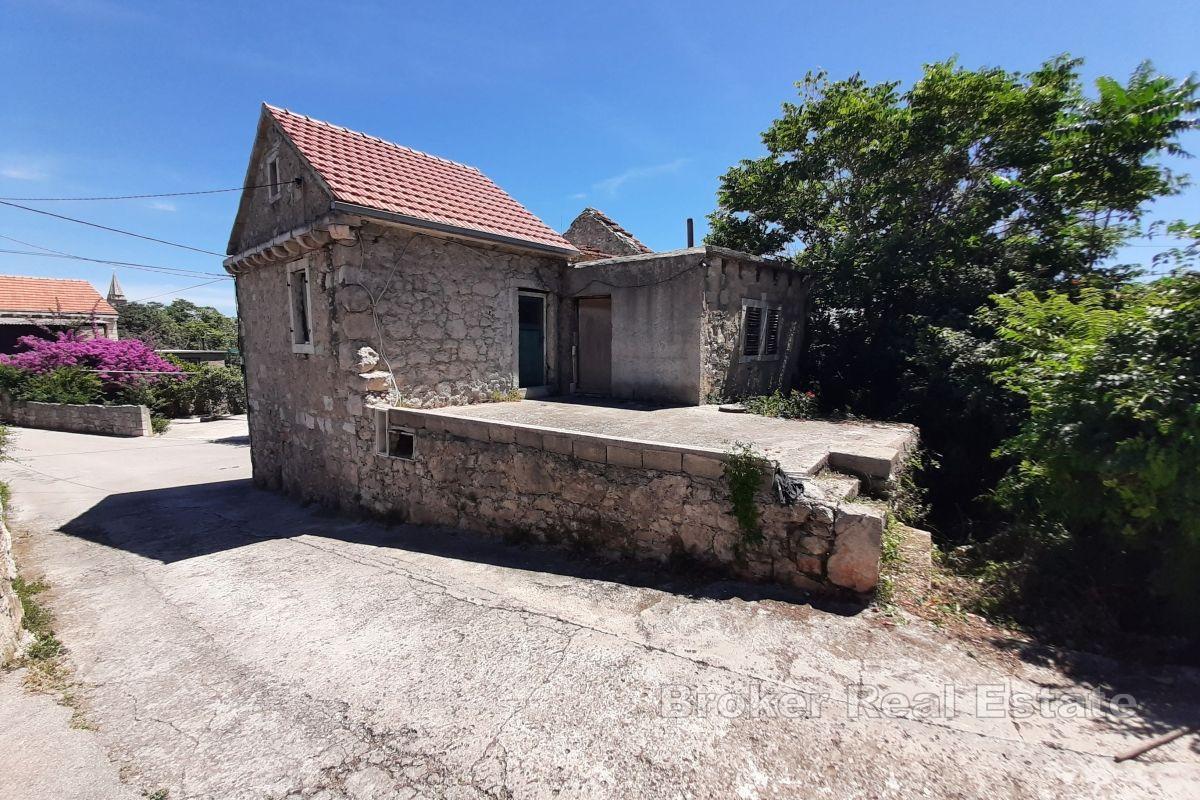 Maison en pierre dans un endroit attrayant