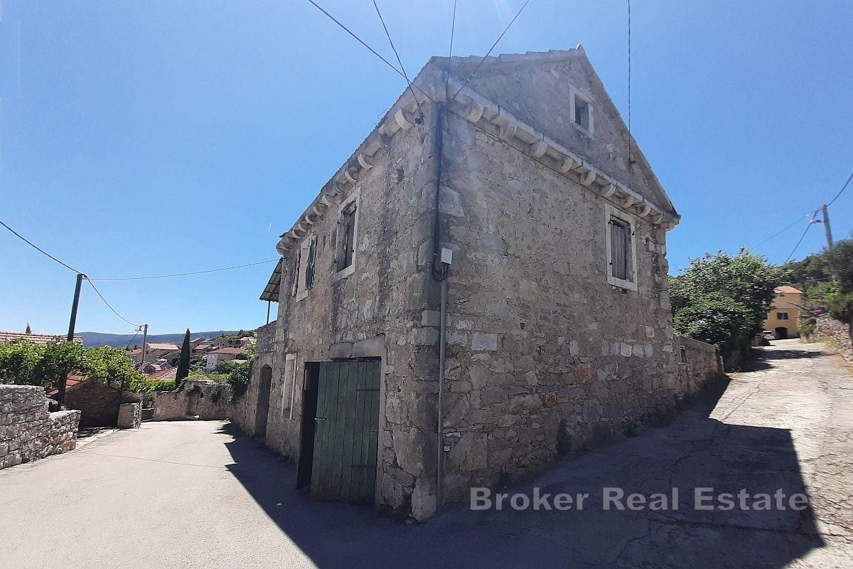 Maison en pierre dans un endroit attrayant