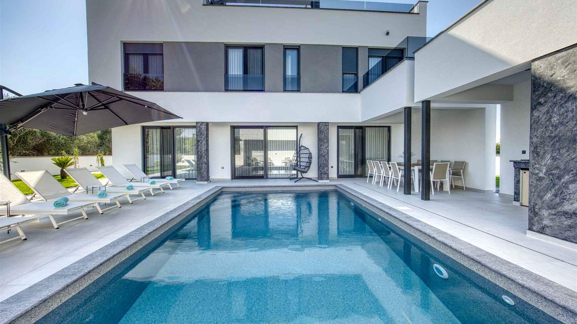 Villa moderna con terrazza panoramica in posizione tranquilla