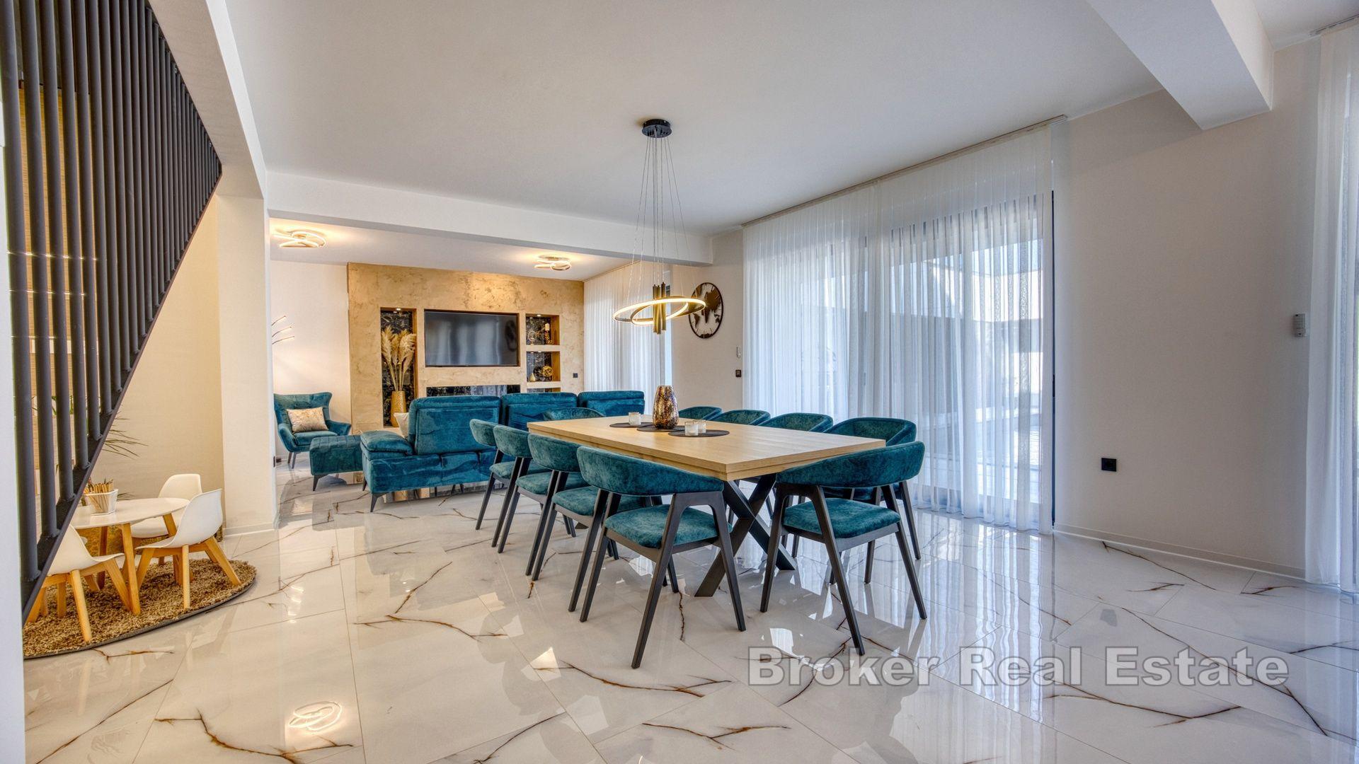 Moderne villa med takterrasse i en fredelig beliggenhet