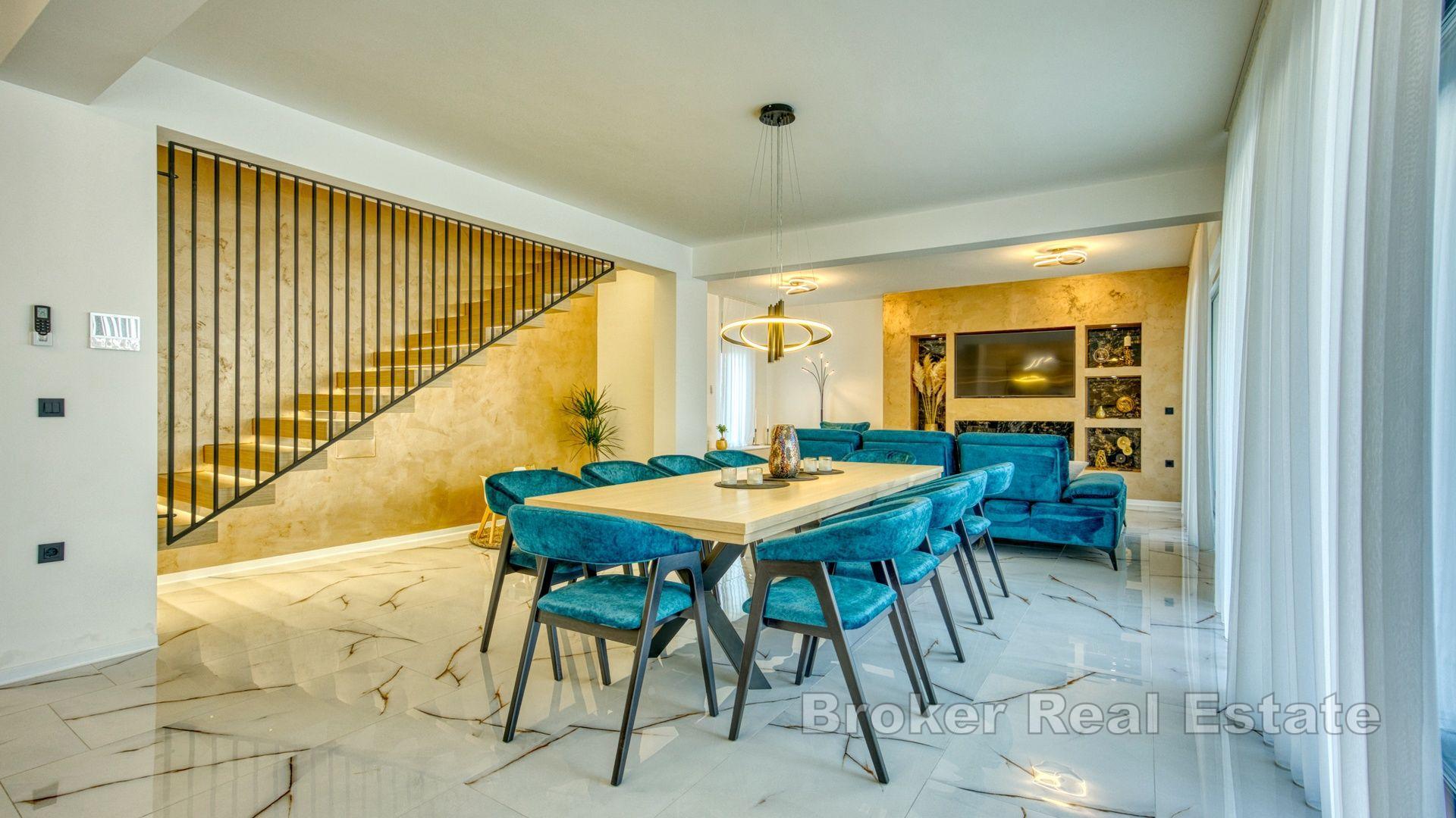 Villa moderna con terrazza panoramica in posizione tranquilla