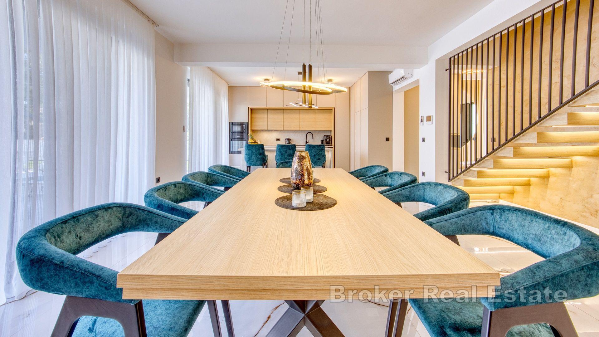 Moderne villa med takterrasse i en fredelig beliggenhet