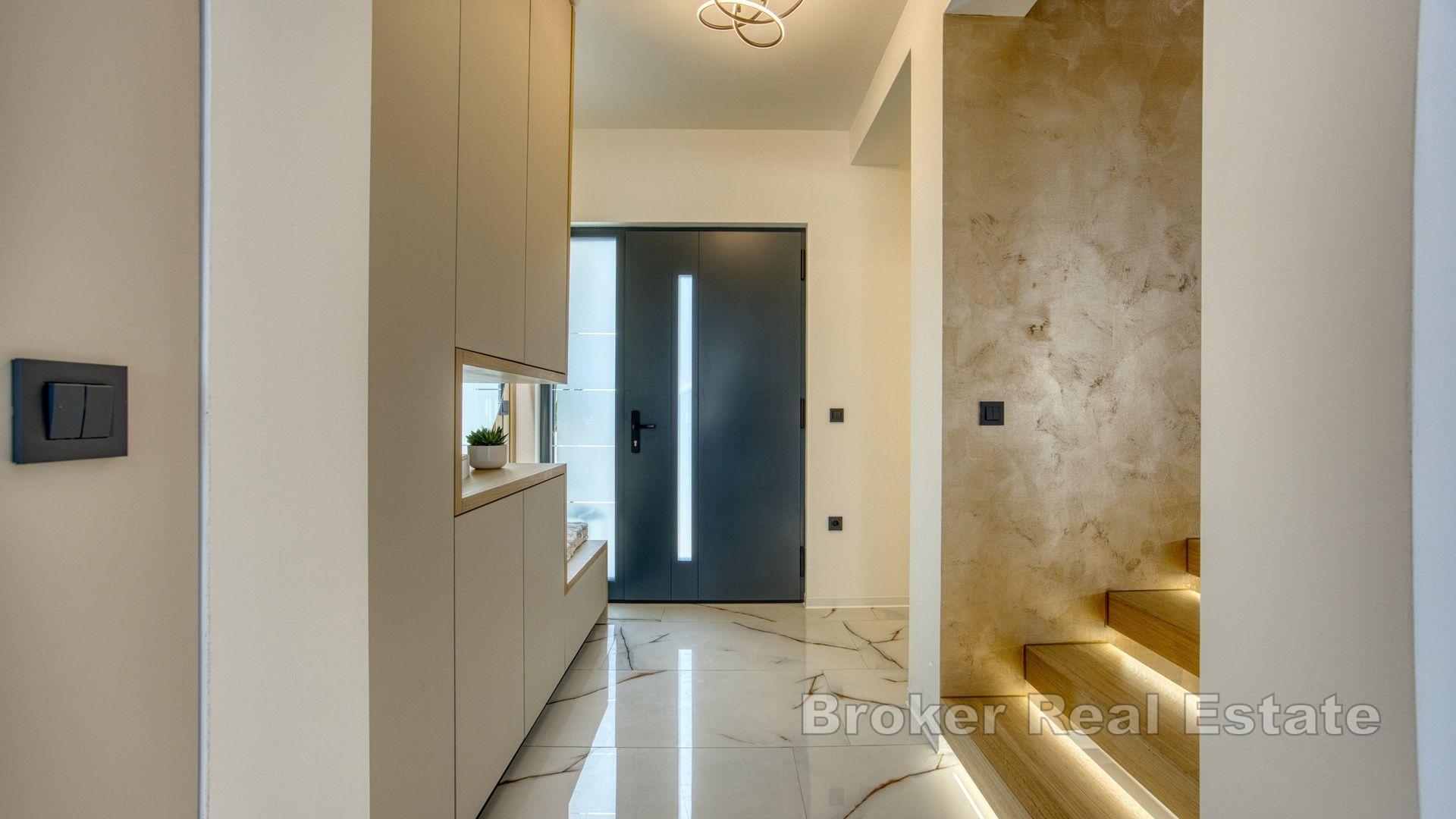 Moderne villa med takterrasse i en fredelig beliggenhet