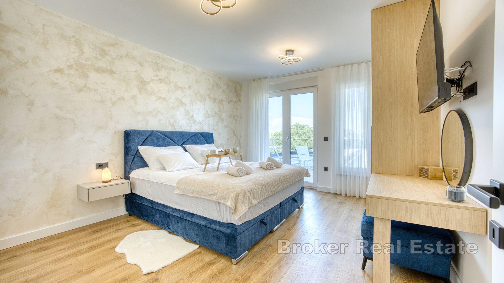 Moderne villa med takterrasse i en fredelig beliggenhet