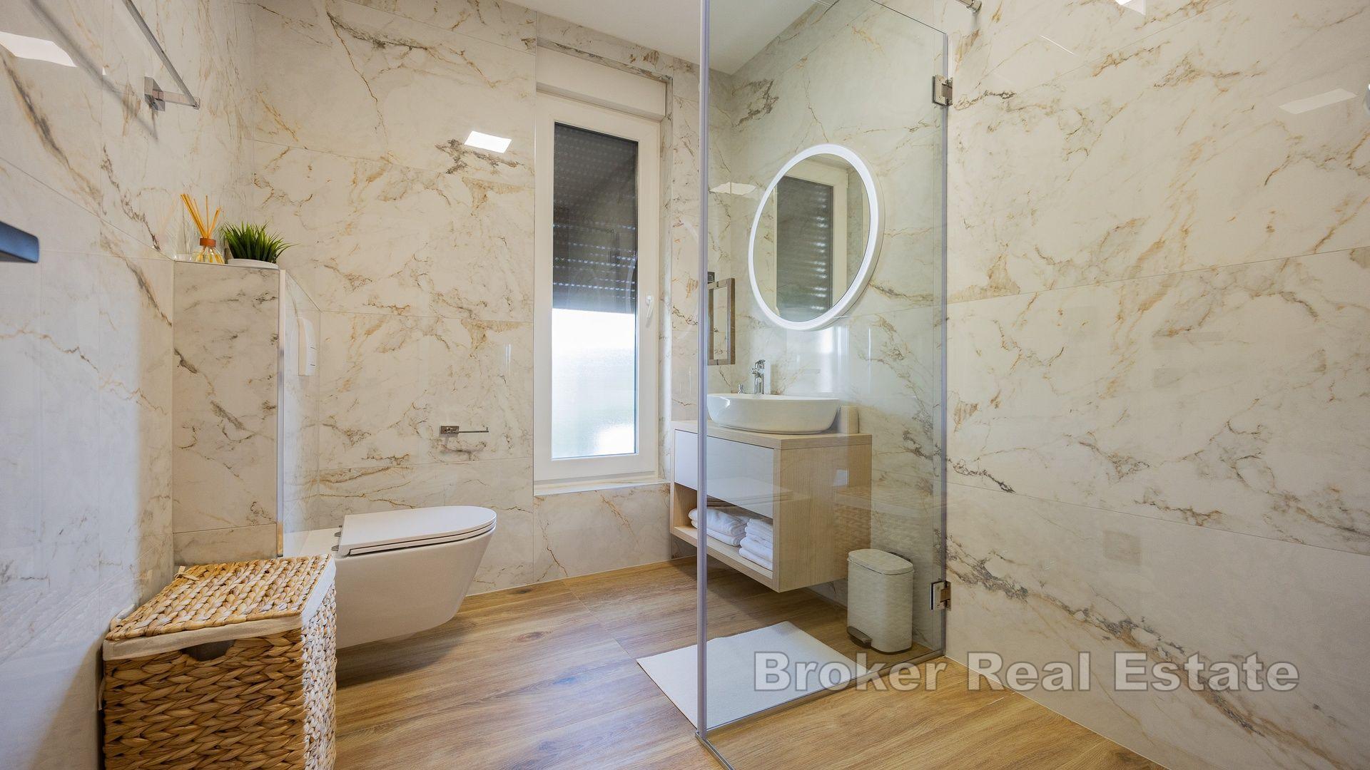 Moderne villa med takterrasse i en fredelig beliggenhet