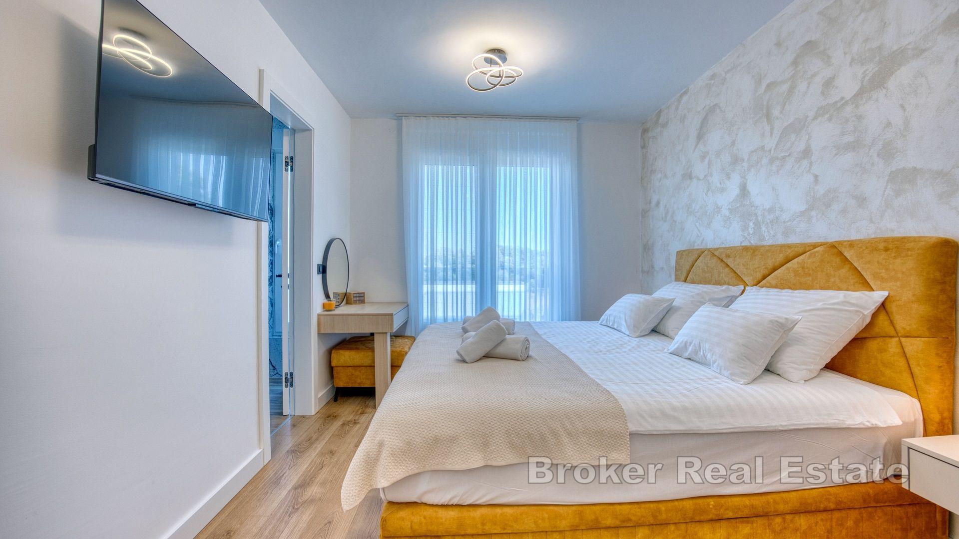 Moderne villa med takterrasse i en fredelig beliggenhet