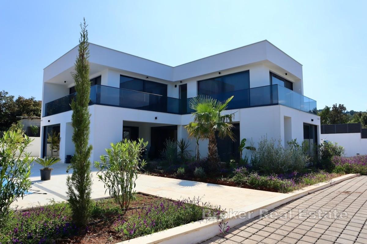 Neu gebaute Villa mit Meerblick