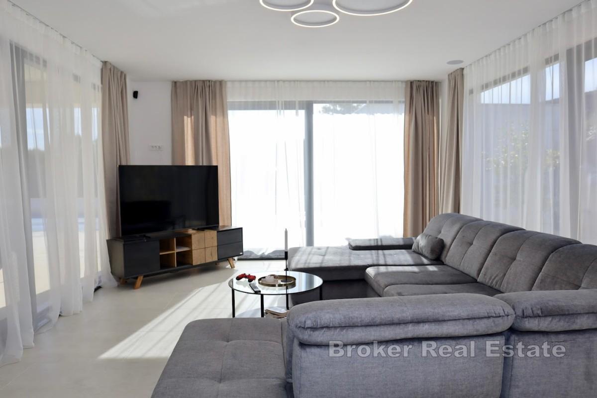 Neu gebaute Villa mit Meerblick