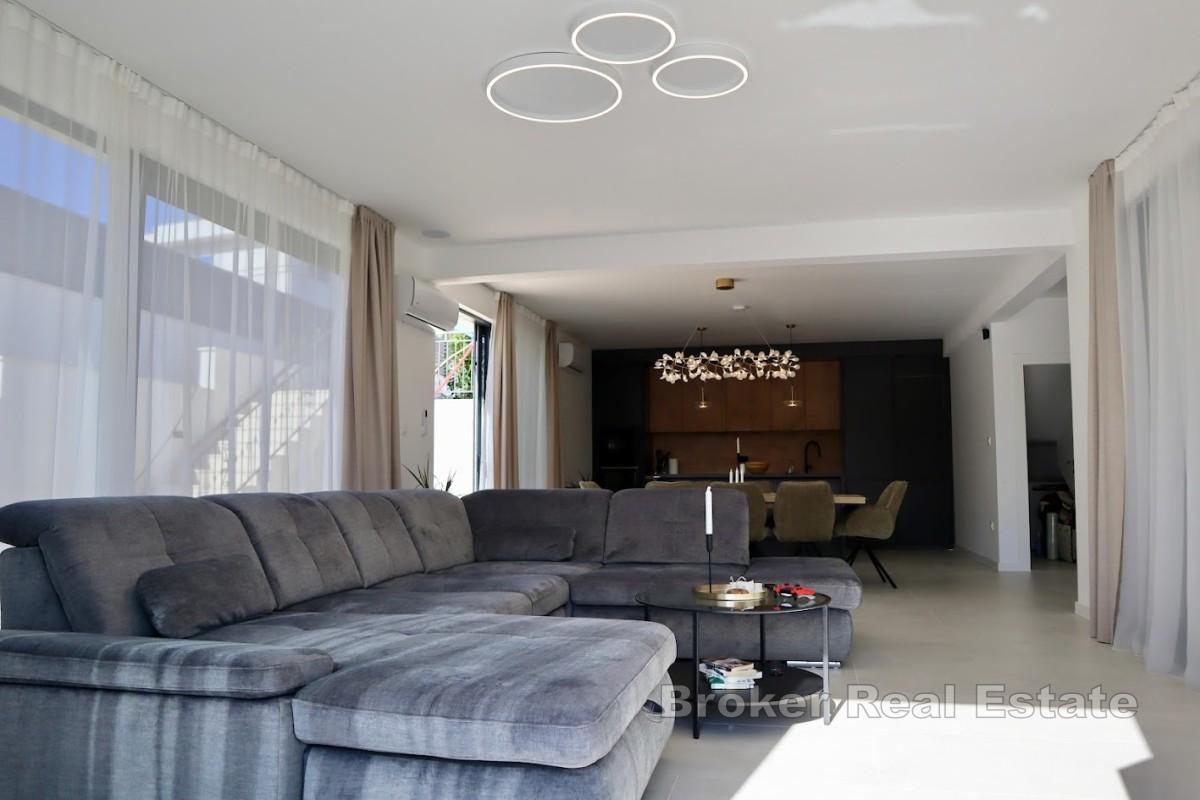 Neu gebaute Villa mit Meerblick