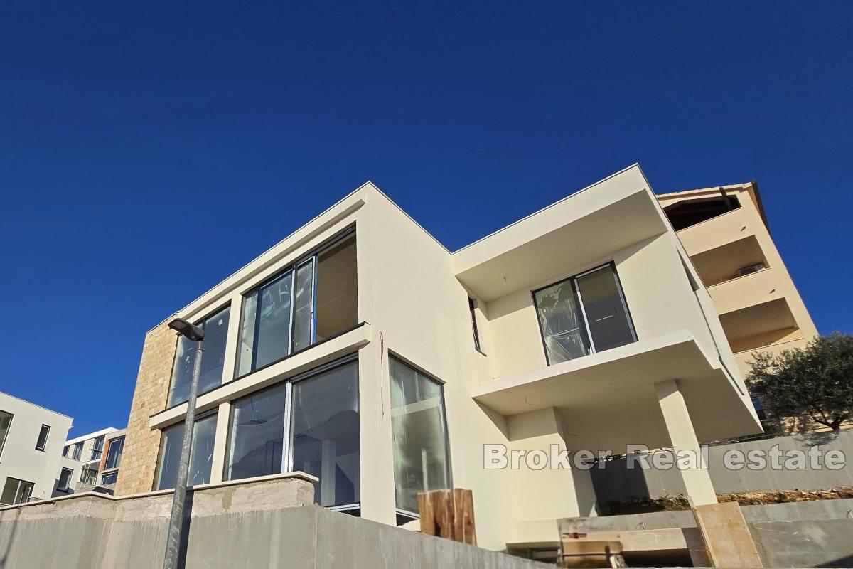 Villa med basseng og havutsikt