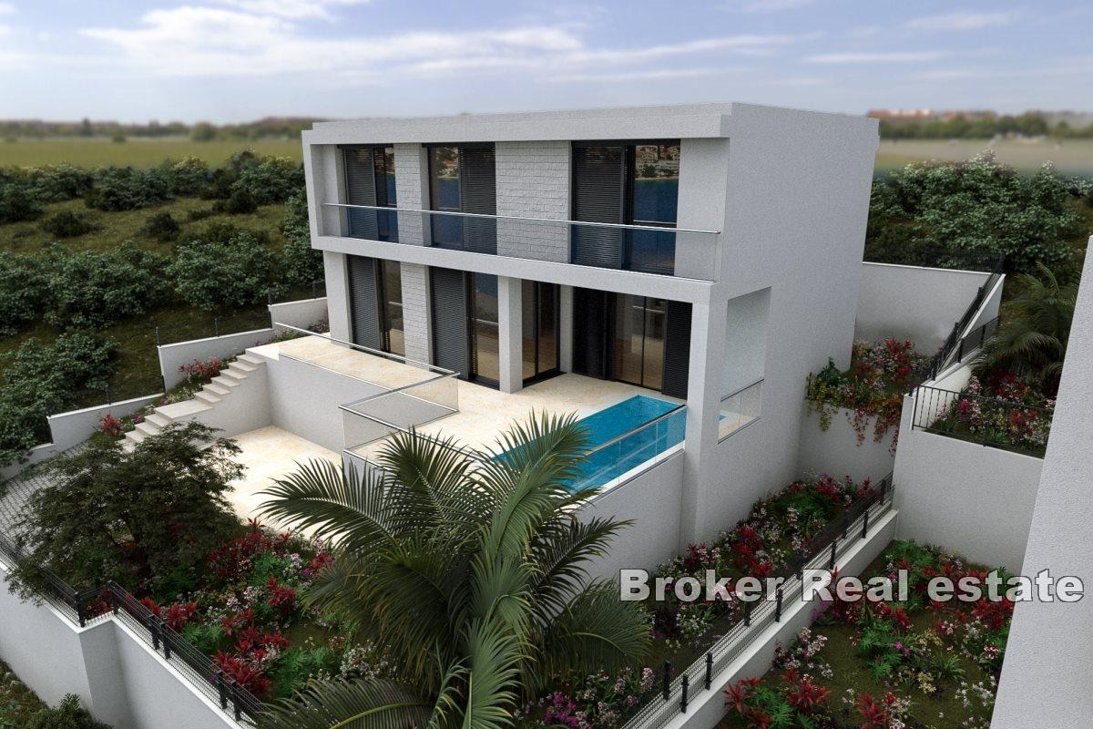 Una villa con piscina e vista mare in un ambiente tranquillo