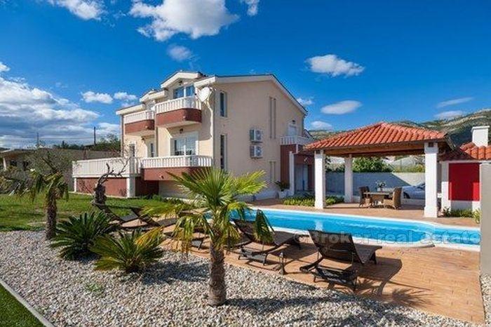 Kastela - moderne, fullt møblert villa