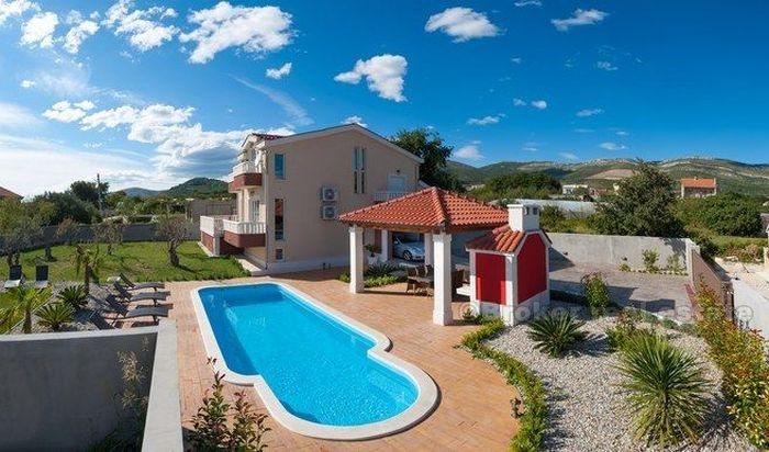 Kastela - moderne, fullt møblert villa
