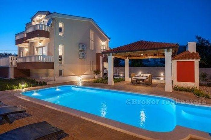 Kastela - moderne, fullt møblert villa