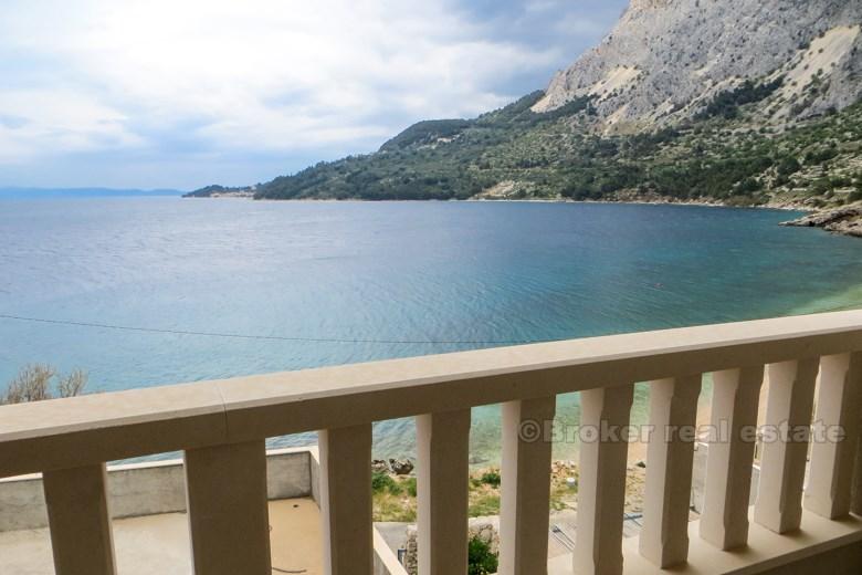 U blizini Makarske, kuća uz more