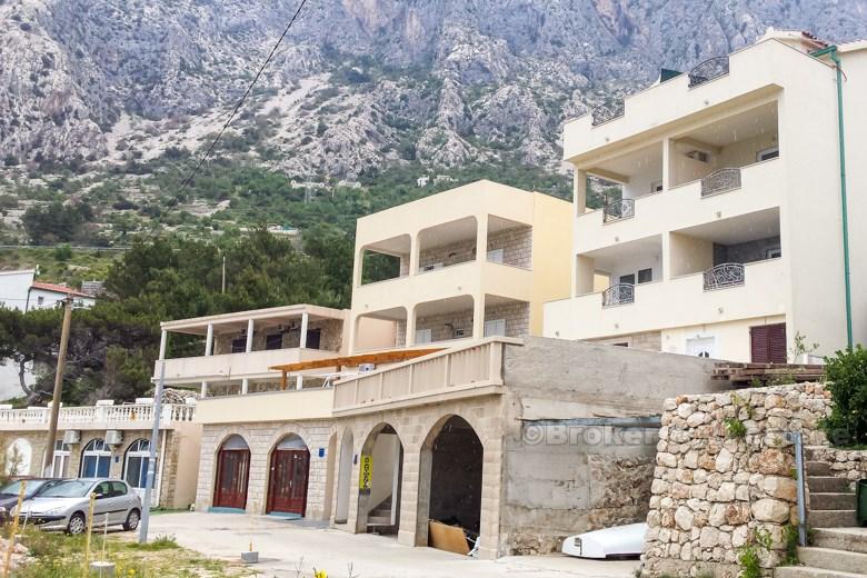 U blizini Makarske, kuća uz more
