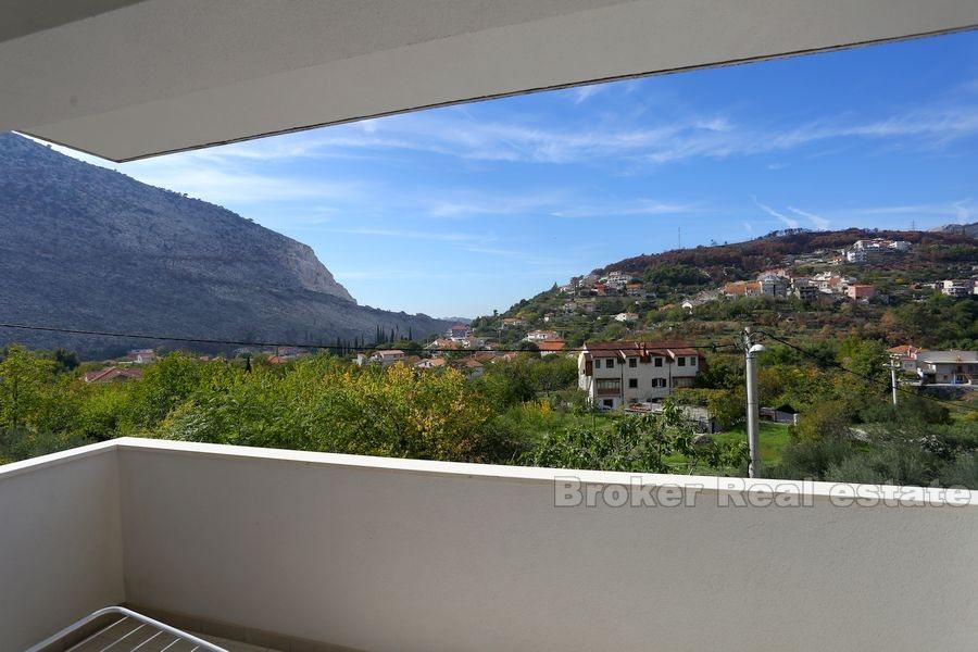 Nedaleko Splitu, nedokončený dům ve 3 podlažích