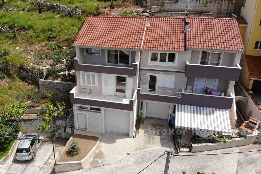 Nedaleko Splitu, nedokončený dům ve 3 podlažích