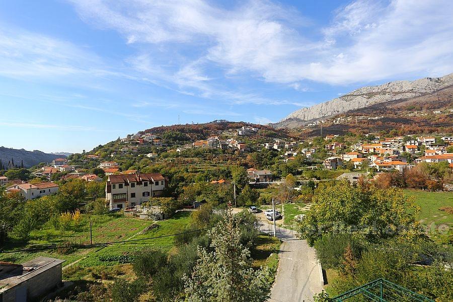 Nedaleko Splitu, nedokončený dům ve 3 podlažích