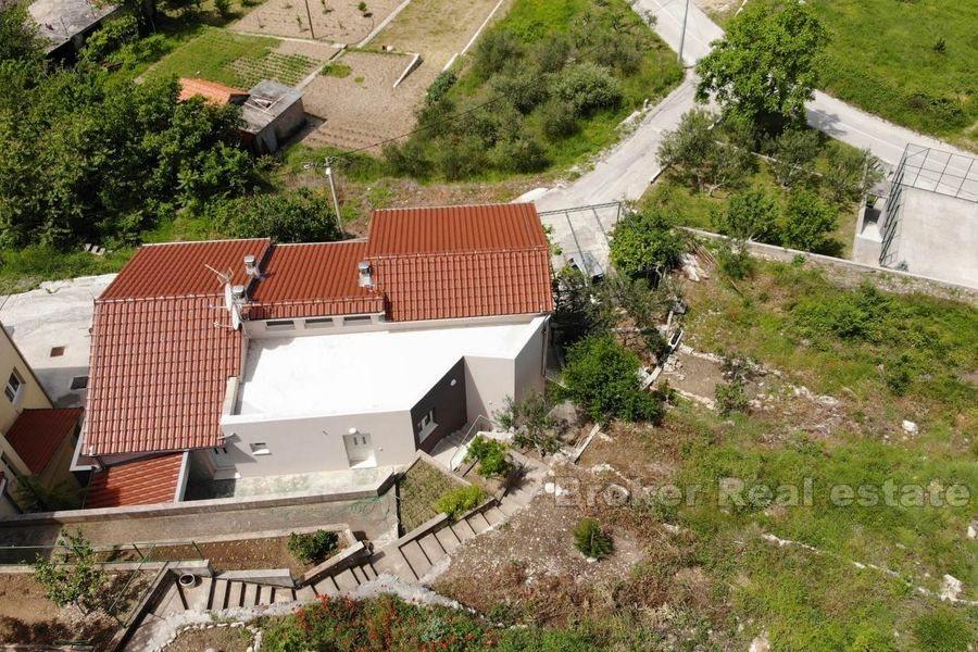 Nedaleko Splitu, nedokončený dům ve 3 podlažích