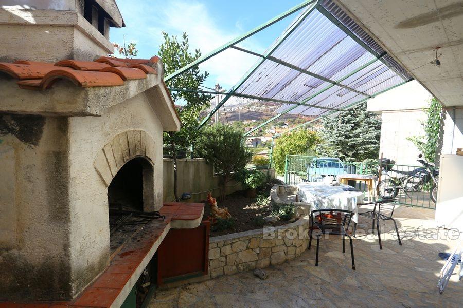 Nedaleko Splitu, nedokončený dům ve 3 podlažích