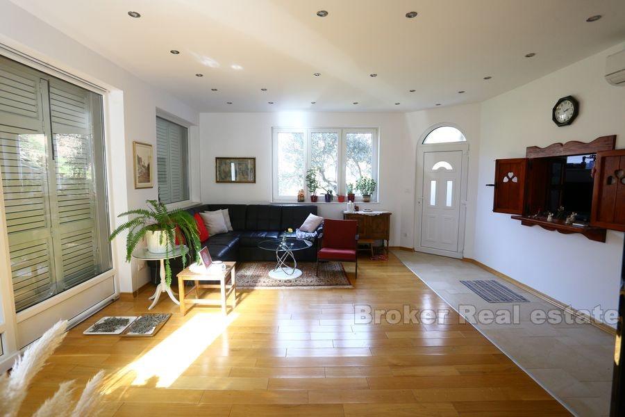 Nedaleko Splitu, nedokončený dům ve 3 podlažích