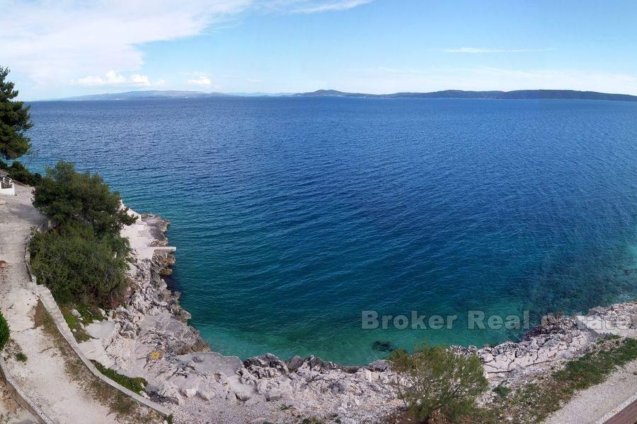 Wyspa Ciovo - Dom z apartamentami z basenem w pierwszym rzędzie do morza