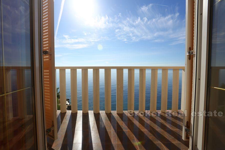 Wyspa Ciovo - Dom z apartamentami z basenem w pierwszym rzędzie do morza