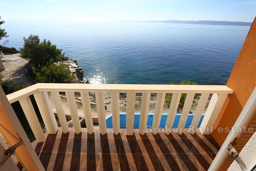 Wyspa Ciovo - Dom z apartamentami z basenem w pierwszym rzędzie do morza