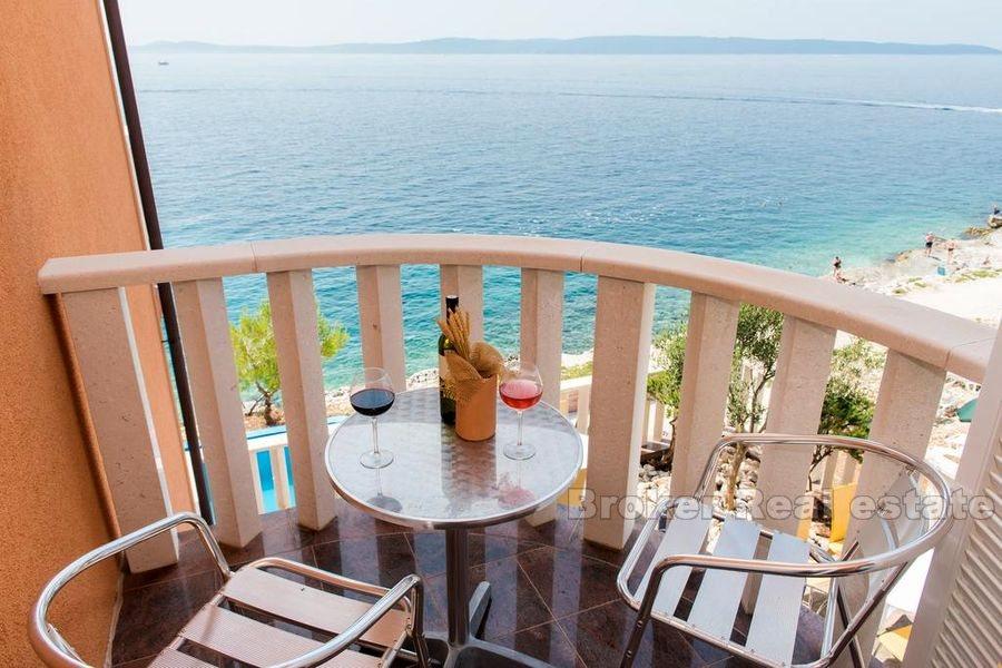 Wyspa Ciovo - Dom z apartamentami z basenem w pierwszym rzędzie do morza