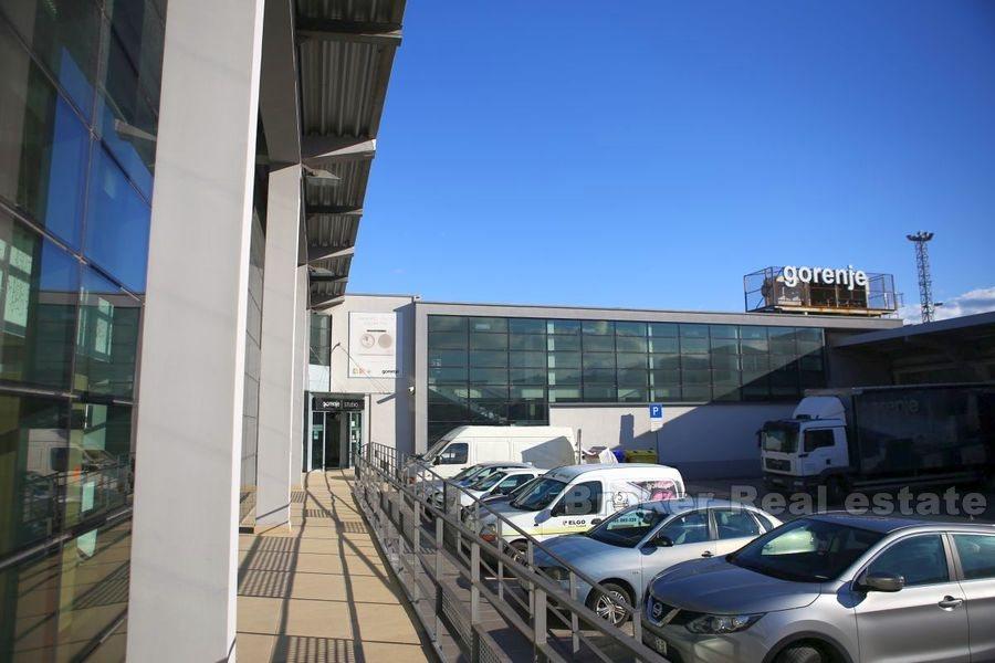 Split, forretningsbygg med lager