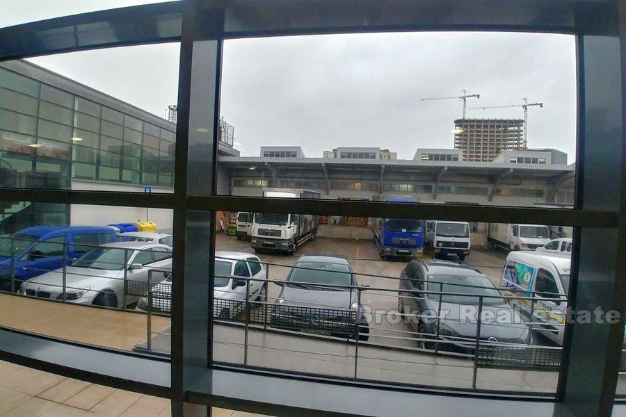 Split, forretningsbygg med lager