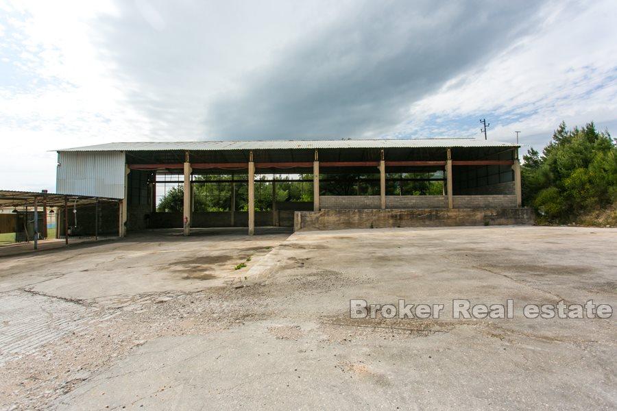 Nära Split, lagringsutrymmen och produktionshallar