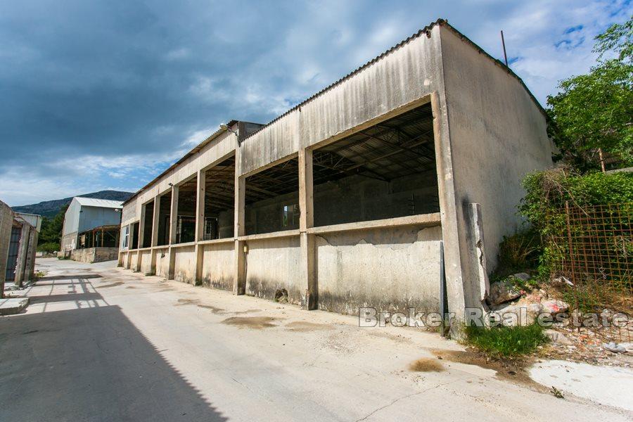 Poblíž Split, úložné prostory a výrobní haly