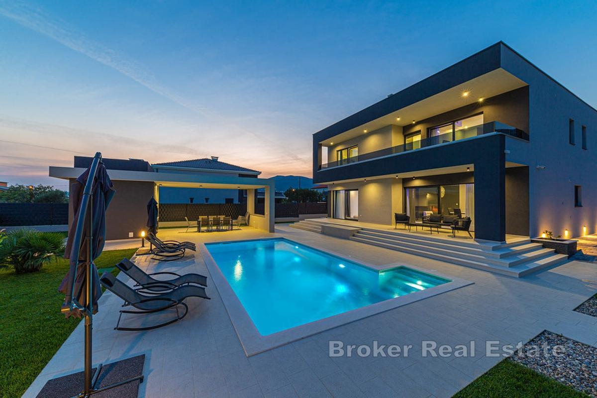 Kastela, nowo wybudowana willa z basenem