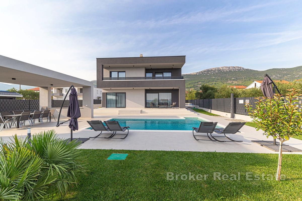 Kastela, nowo wybudowana willa z basenem