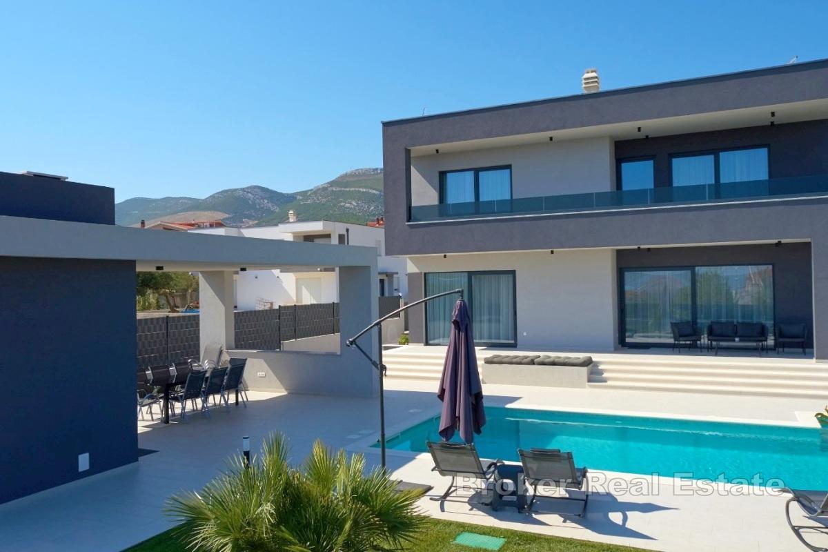 Kastela, nowo wybudowana willa z basenem