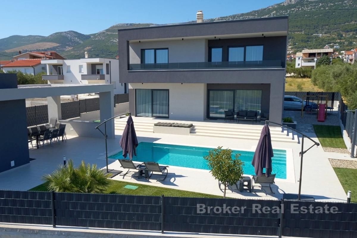 Kastela, nowo wybudowana willa z basenem