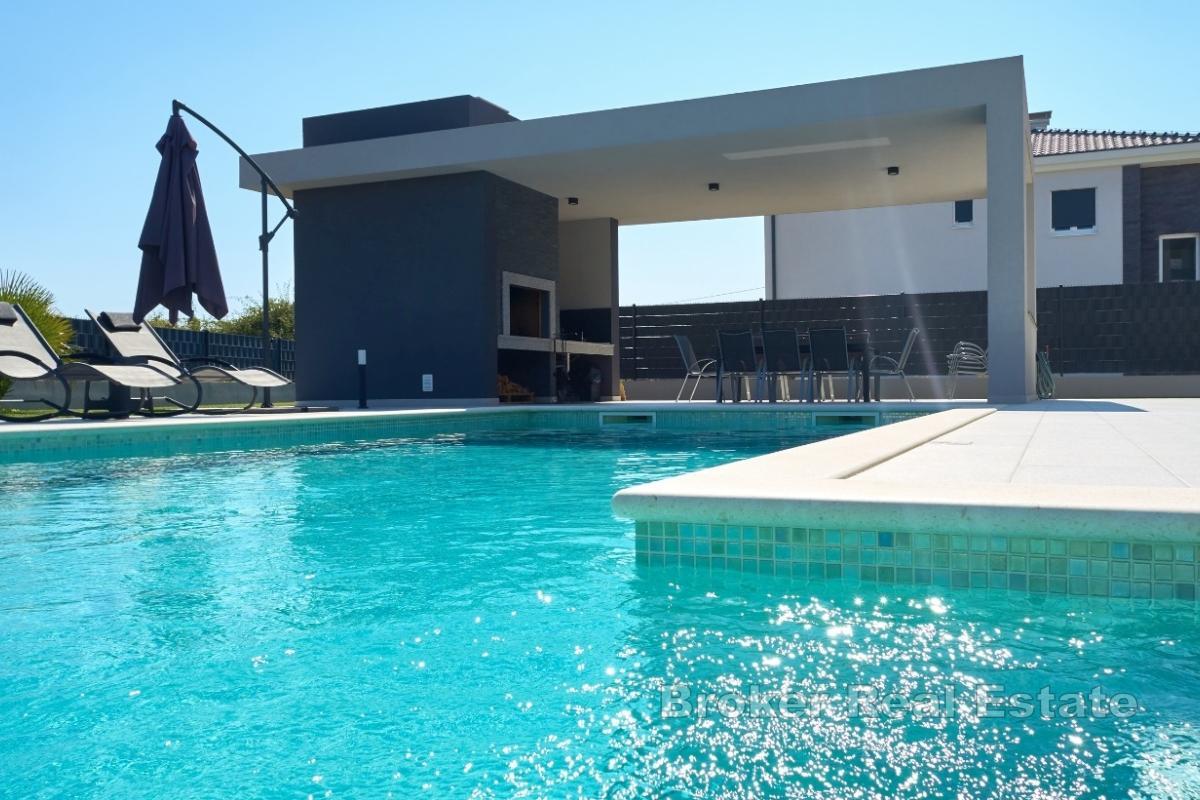 Kastela, nowo wybudowana willa z basenem