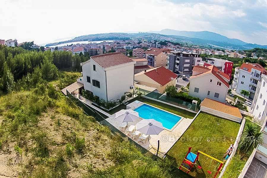 Split-Bereich - Einfamilienhaus mit Pool