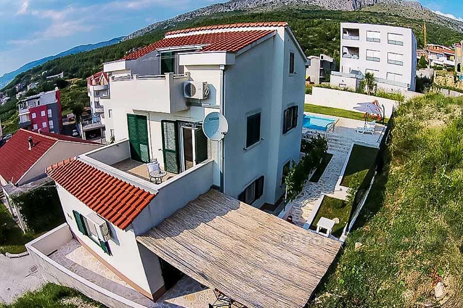Split-Bereich - Einfamilienhaus mit Pool