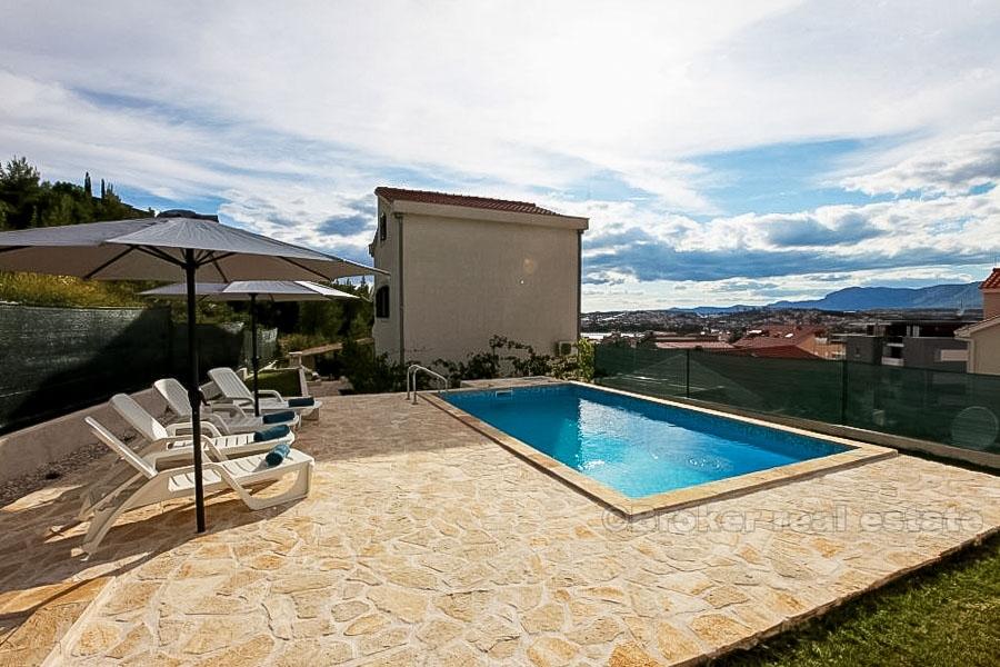Split-Bereich - Einfamilienhaus mit Pool