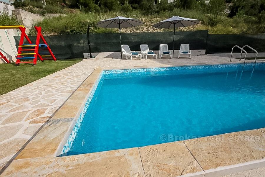 Split-Bereich - Einfamilienhaus mit Pool